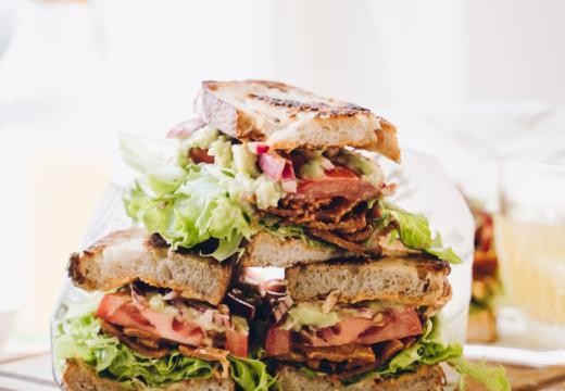 Vegaaninen BLT sandwich
