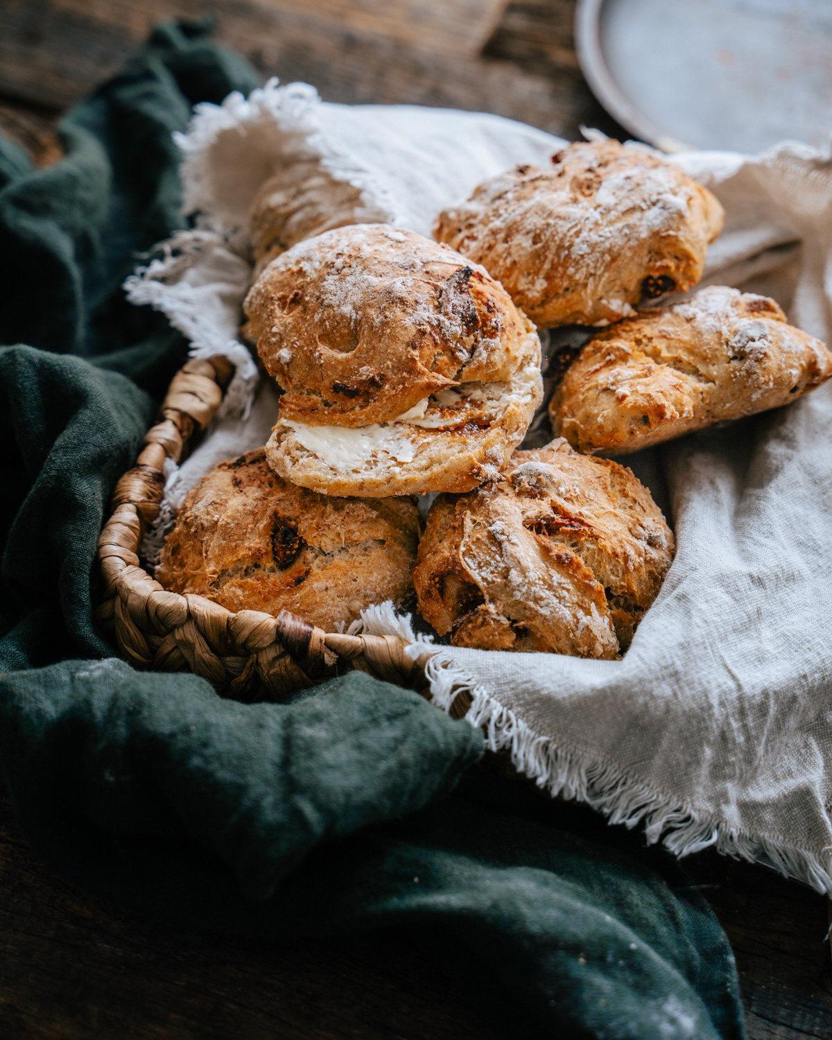 Viikuna-hasselpähkinäsämpylät