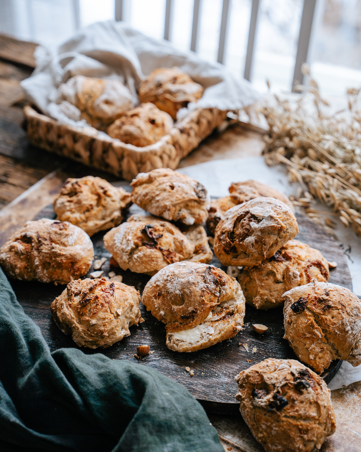 Viikuna-hasselpähkinäsämpylät