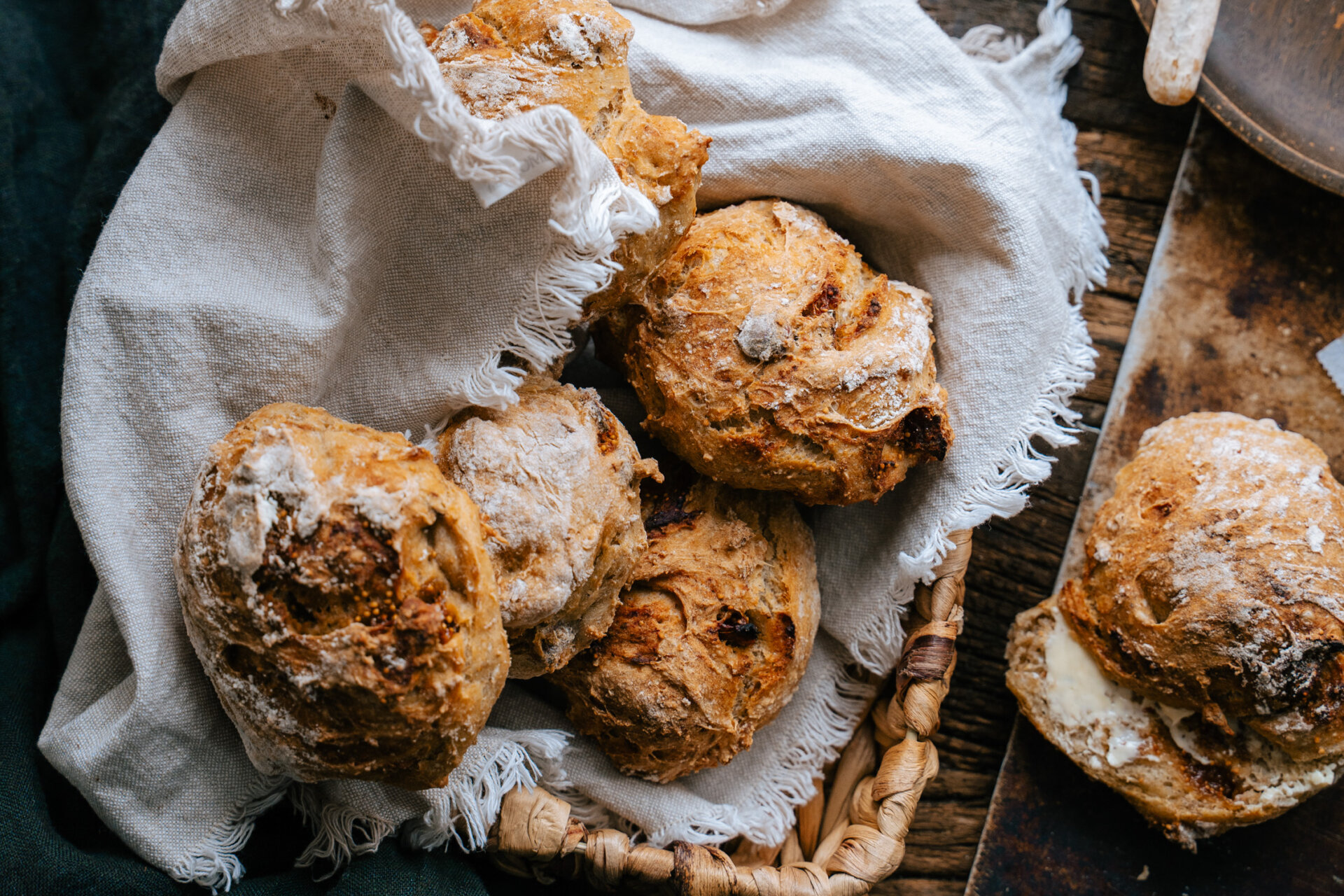 Viikuna-hasselpähkinäsämpylät