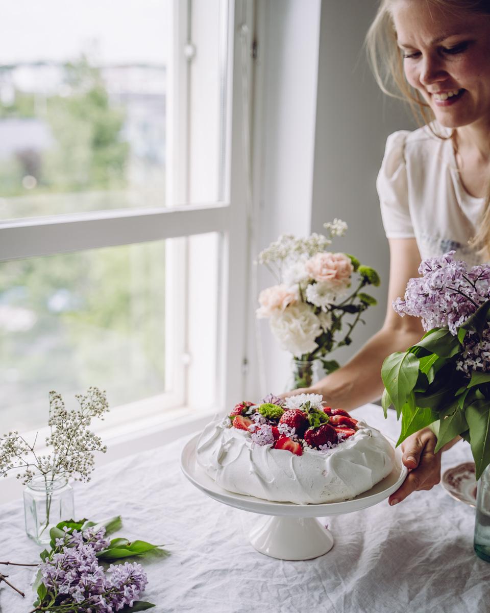 Mansikka-raparperipavlova. Vegaaninen