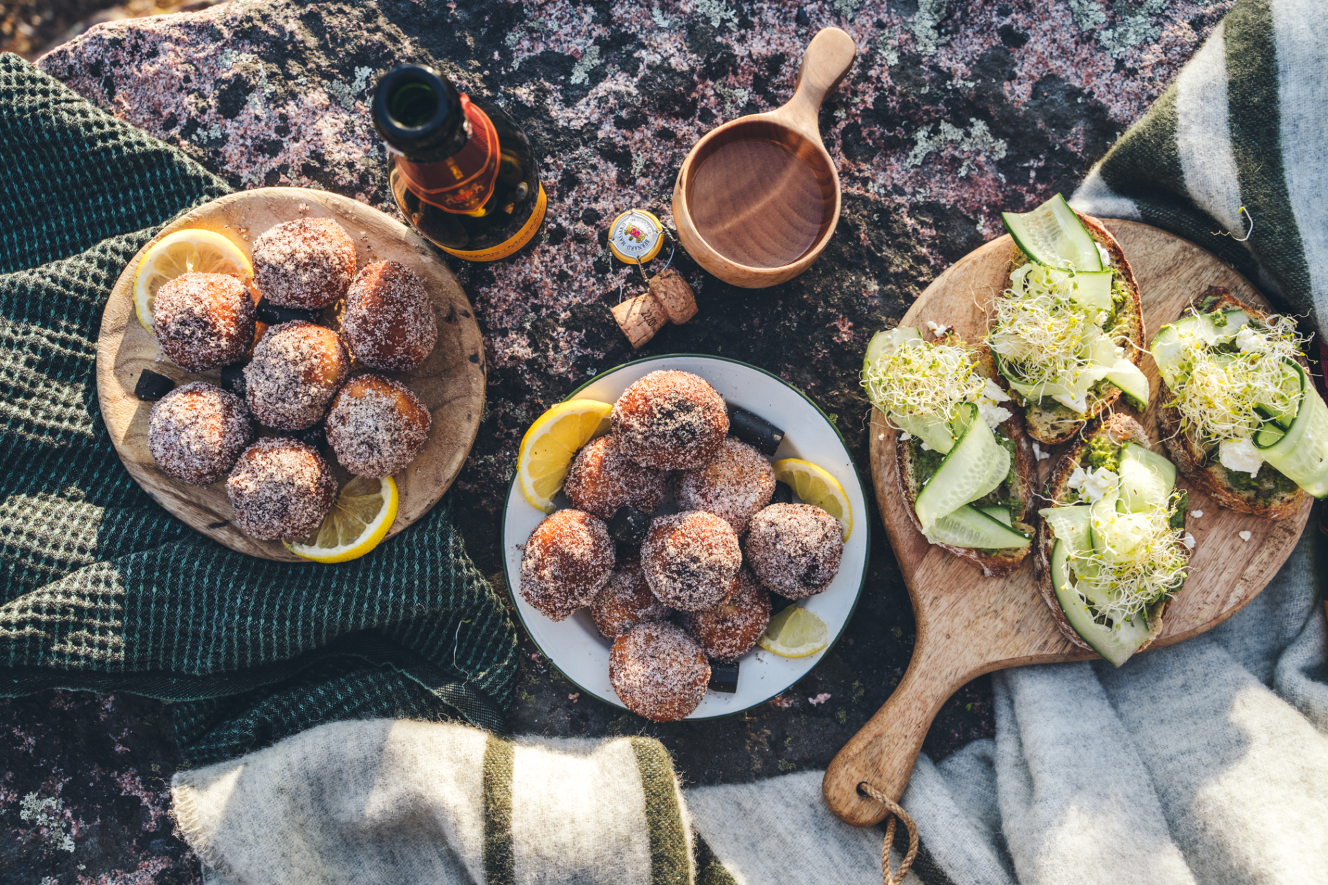 Sitruuna-lakritsamunkit. Munkit retkikeittimellä