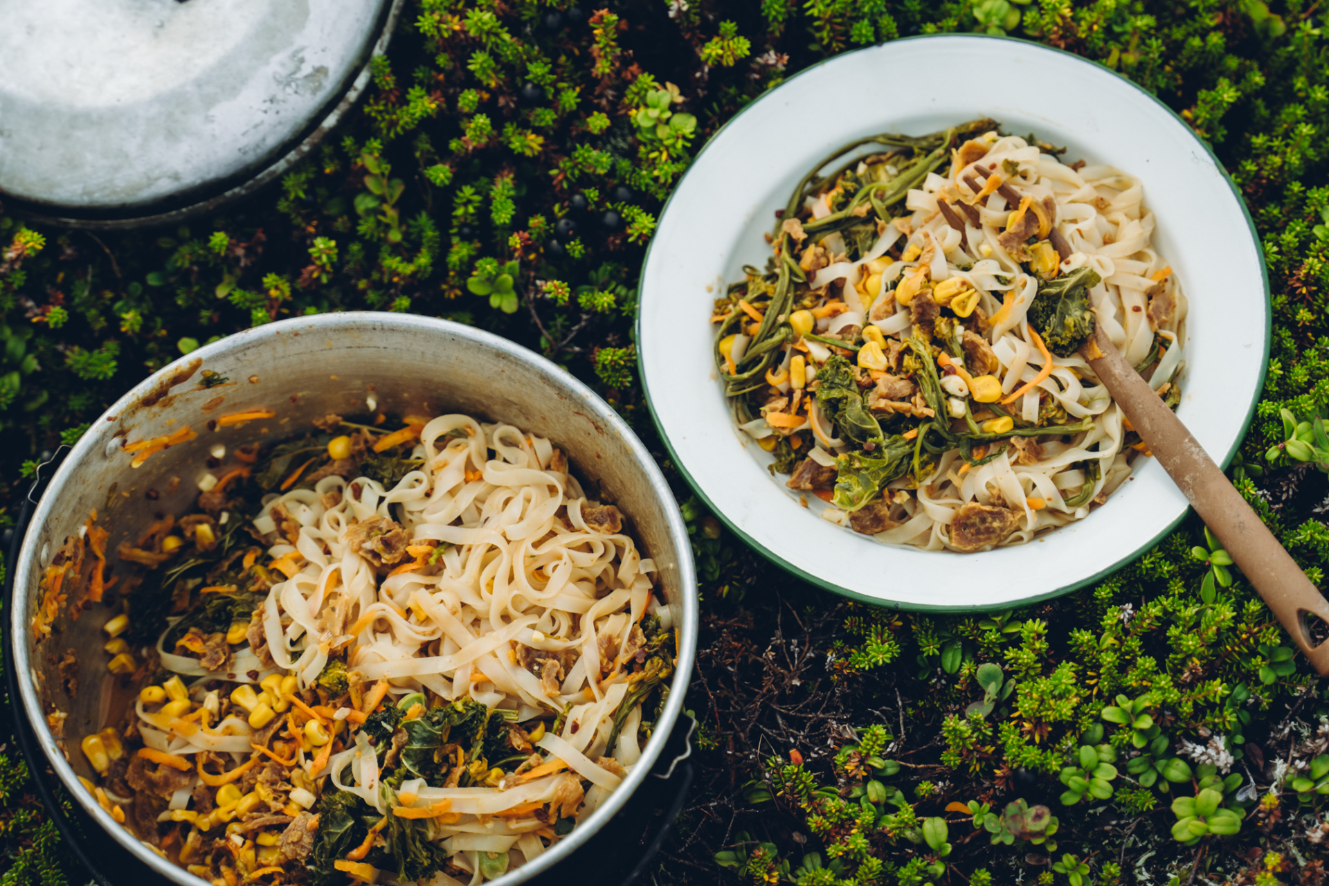 Broccolini-maissi-pad thai nuudelit. Vaellusruoka