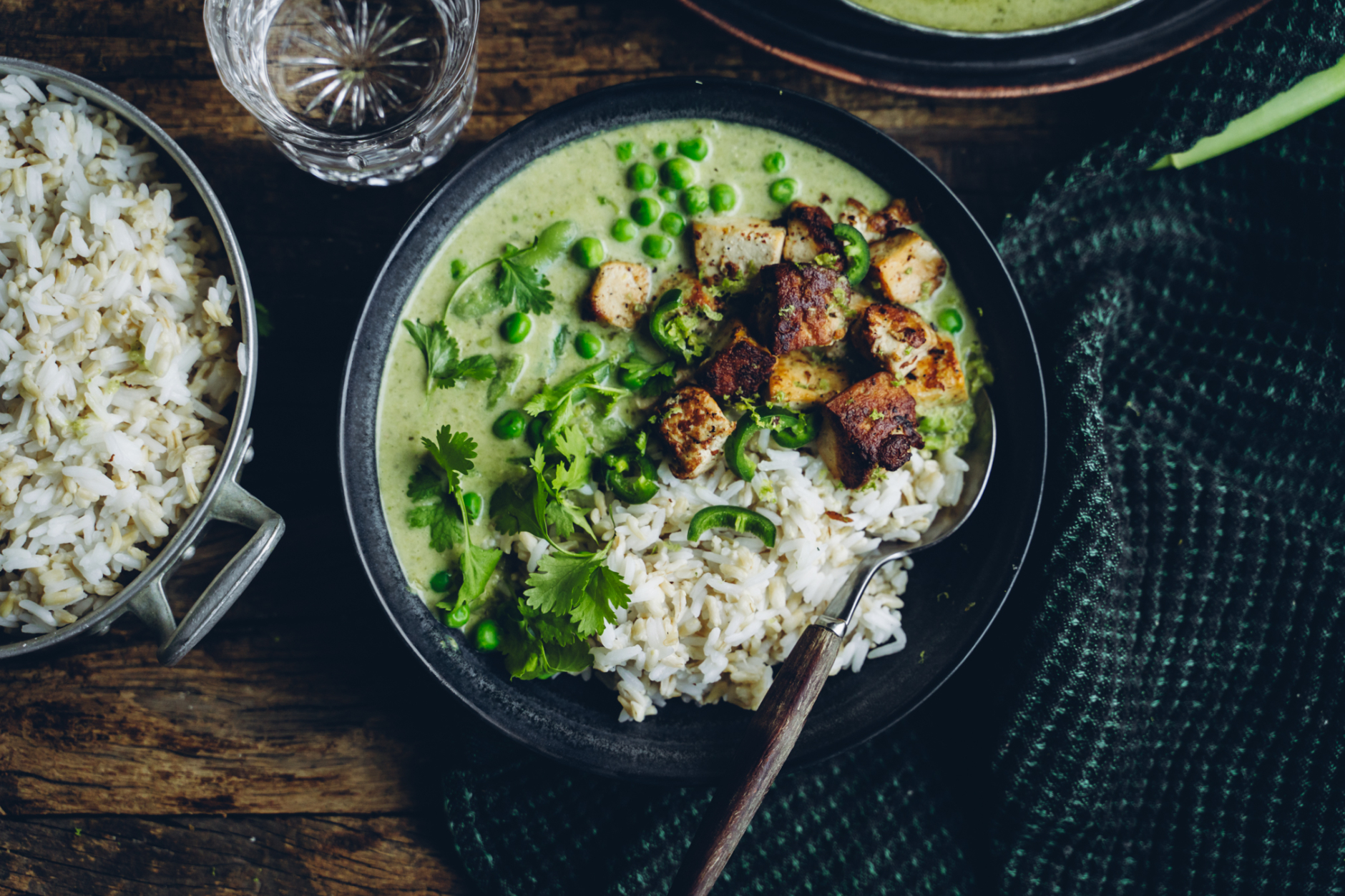 Vihreä herne-tofucurry. Vegaaninen