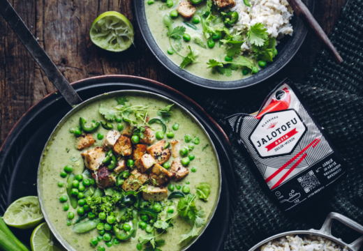 Vihreä herne-tofucurry. Vegaaninen