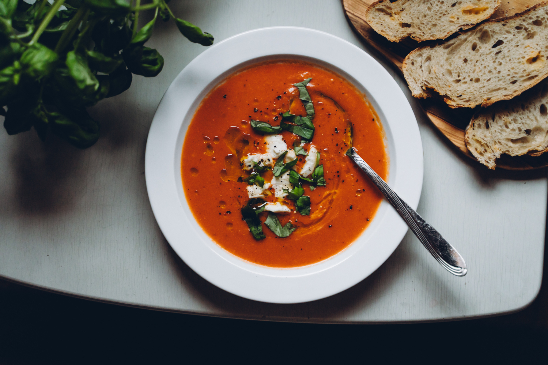 Vegaaninen tomaatti-vuohenjuustokeitto