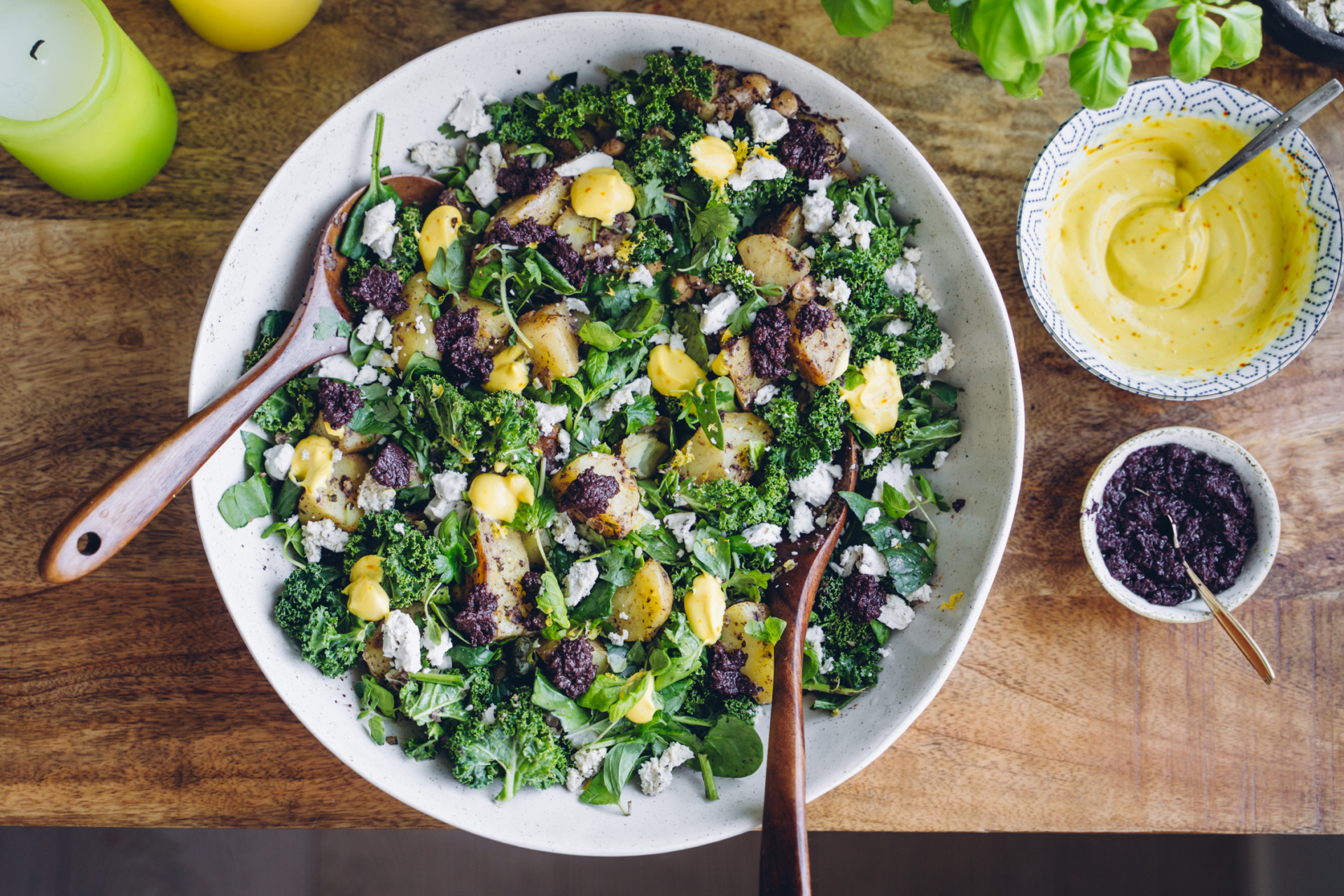 Tapenadeperunasalaatti. Sahramikastike. Vegaaninen