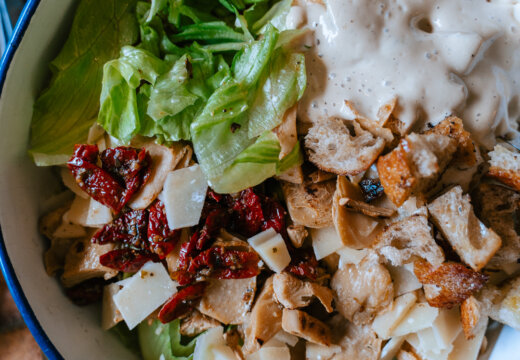Vegaaninen caesarsalaatti