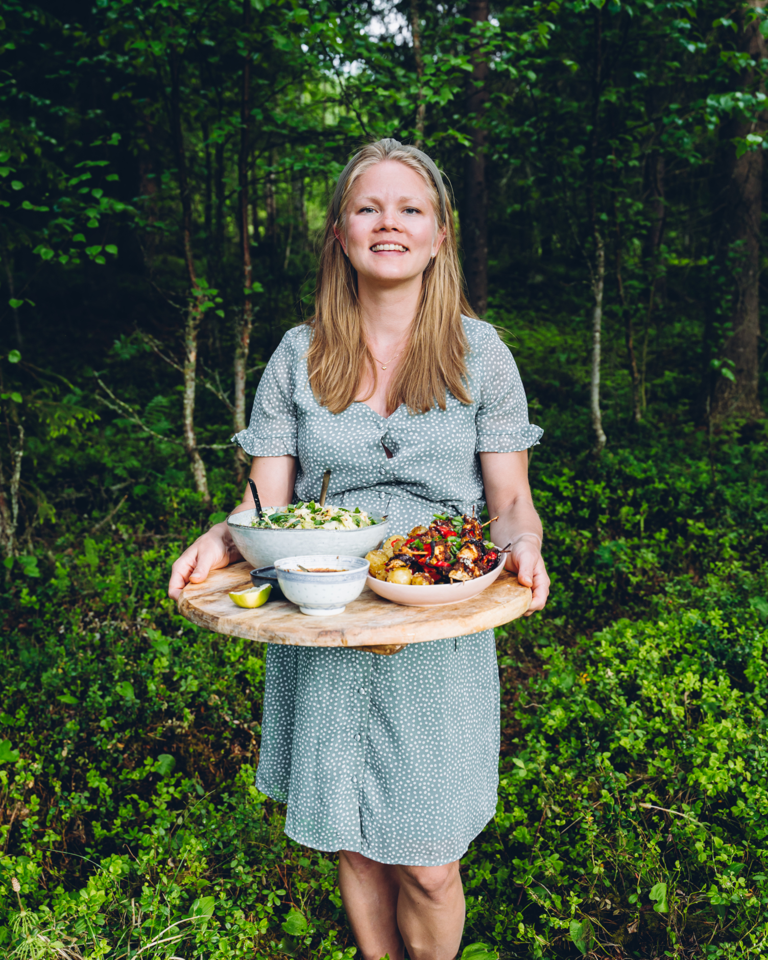 Aasialaiset tofuvartaat. Grillattu varhaiskaalisalaatti