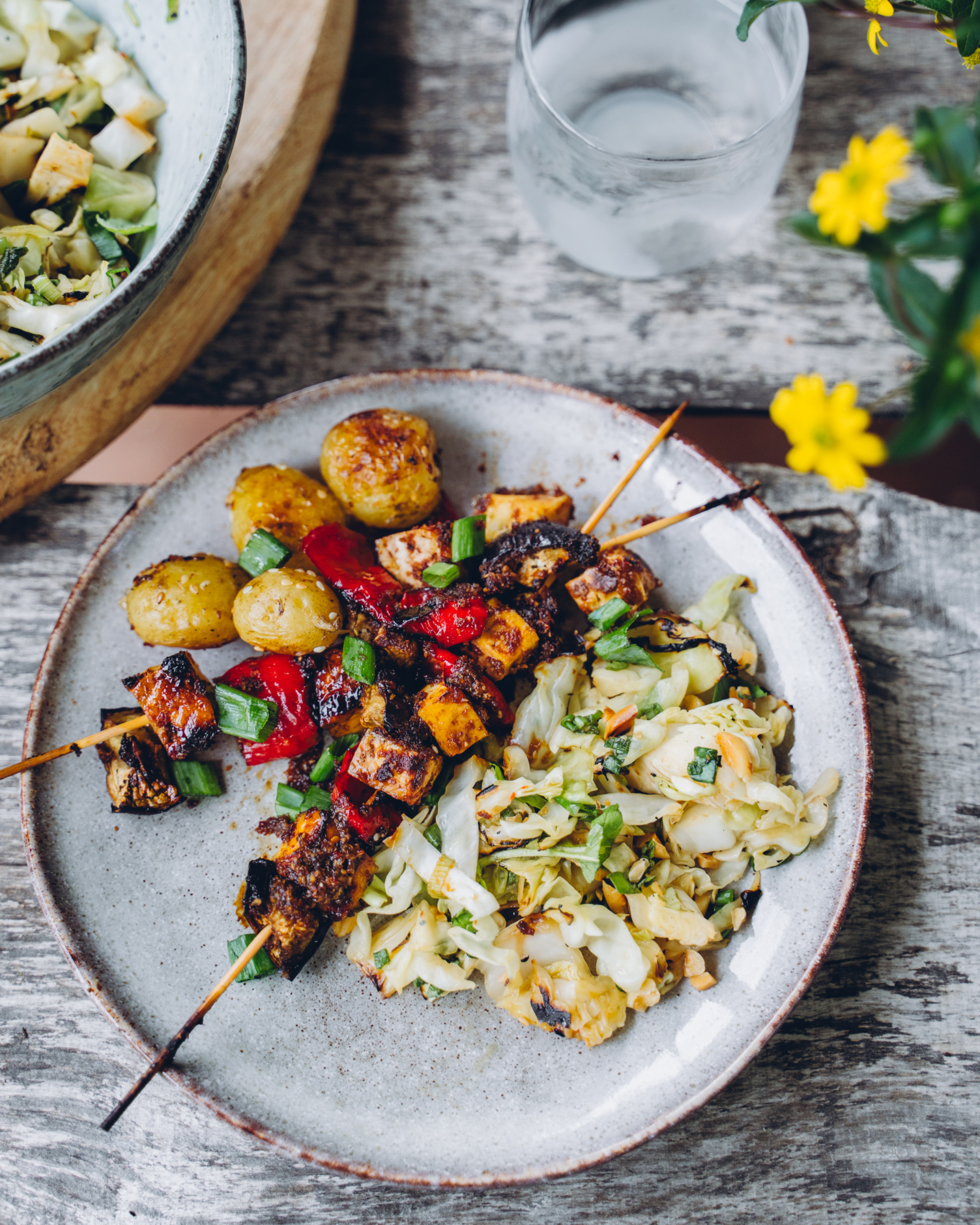 Aasialaiset tofuvartaat. Grillattu varhaiskaalisalaatti