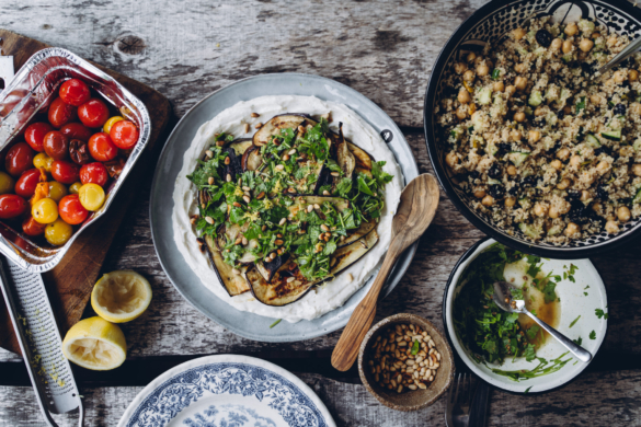 Grillatut munakoisot ja vegefetavaahto. Vegaaninen