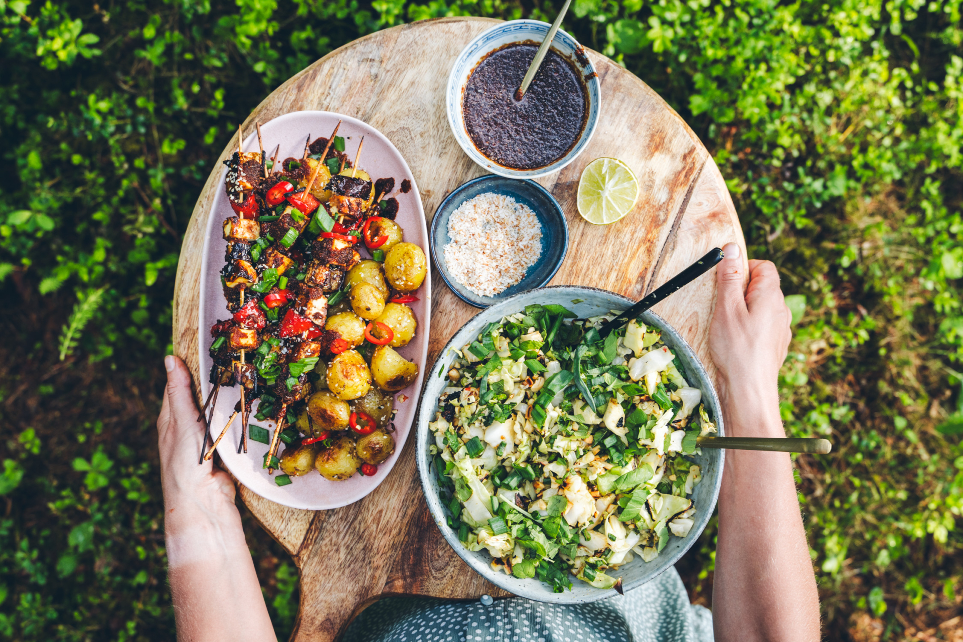 Aasialaiset tofuvartaat. Grillattu varhaiskaalisalaatti