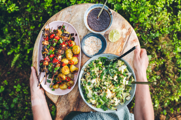 Aasialaiset tofuvartaat. Grillattu varhaiskaalisalaatti