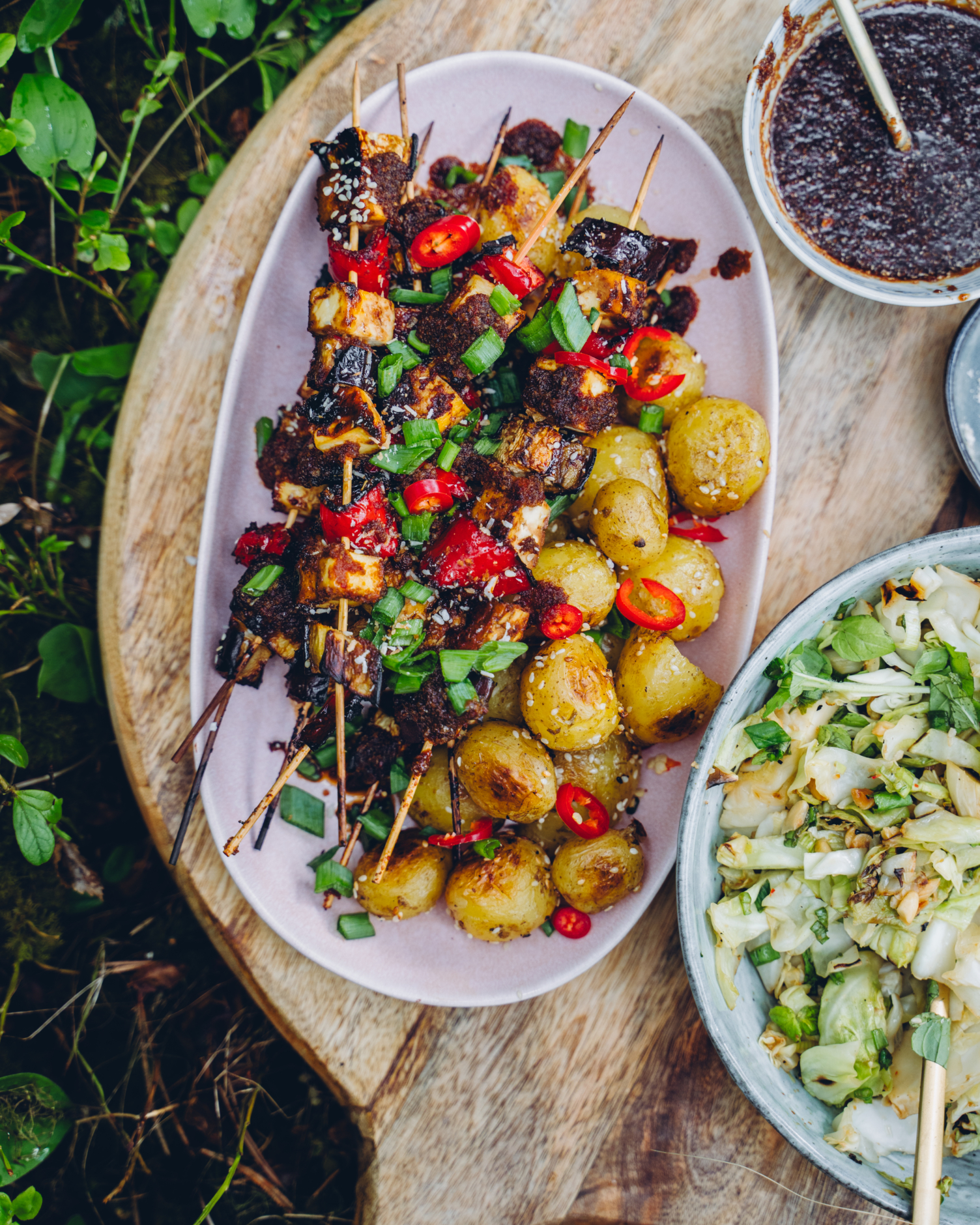 Aasialaiset tofuvartaat. Grillattu varhaiskaalisalaatti