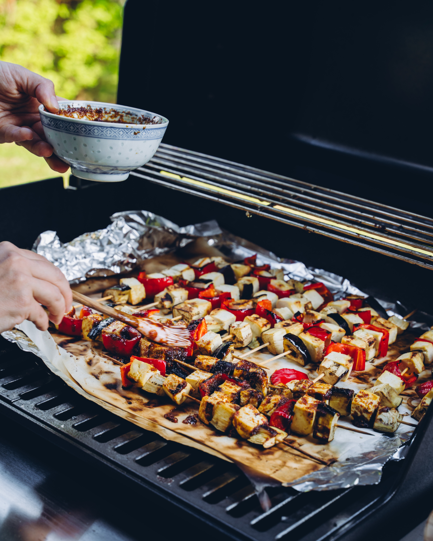 Aasialaiset tofuvartaat. Grillattu varhaiskaalisalaatti