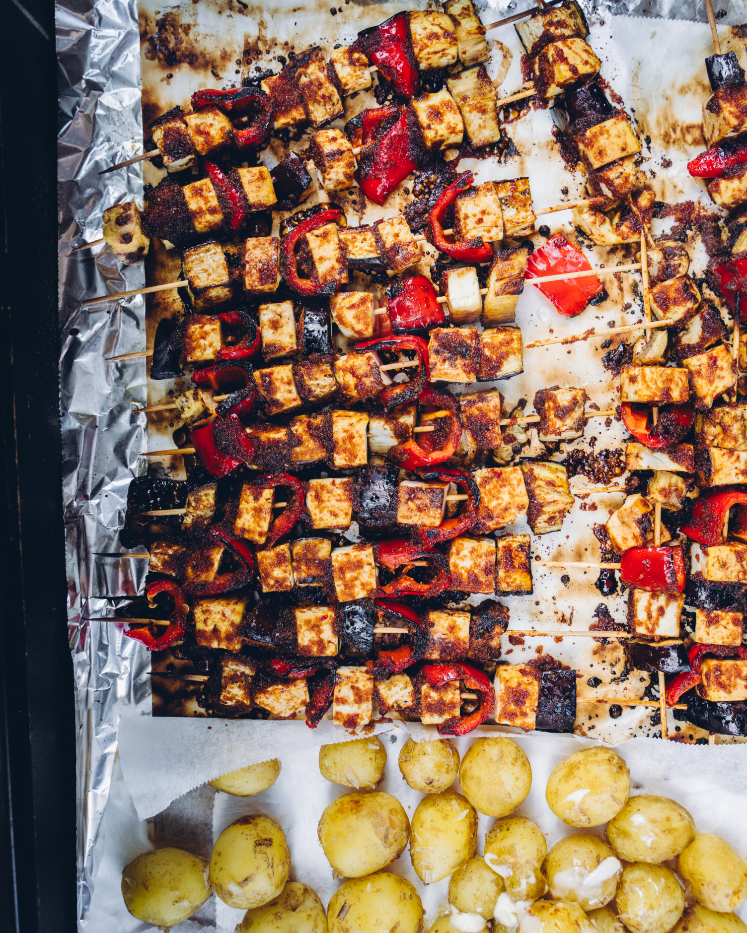 Aasialaiset tofuvartaat. Grillattu varhaiskaalisalaatti