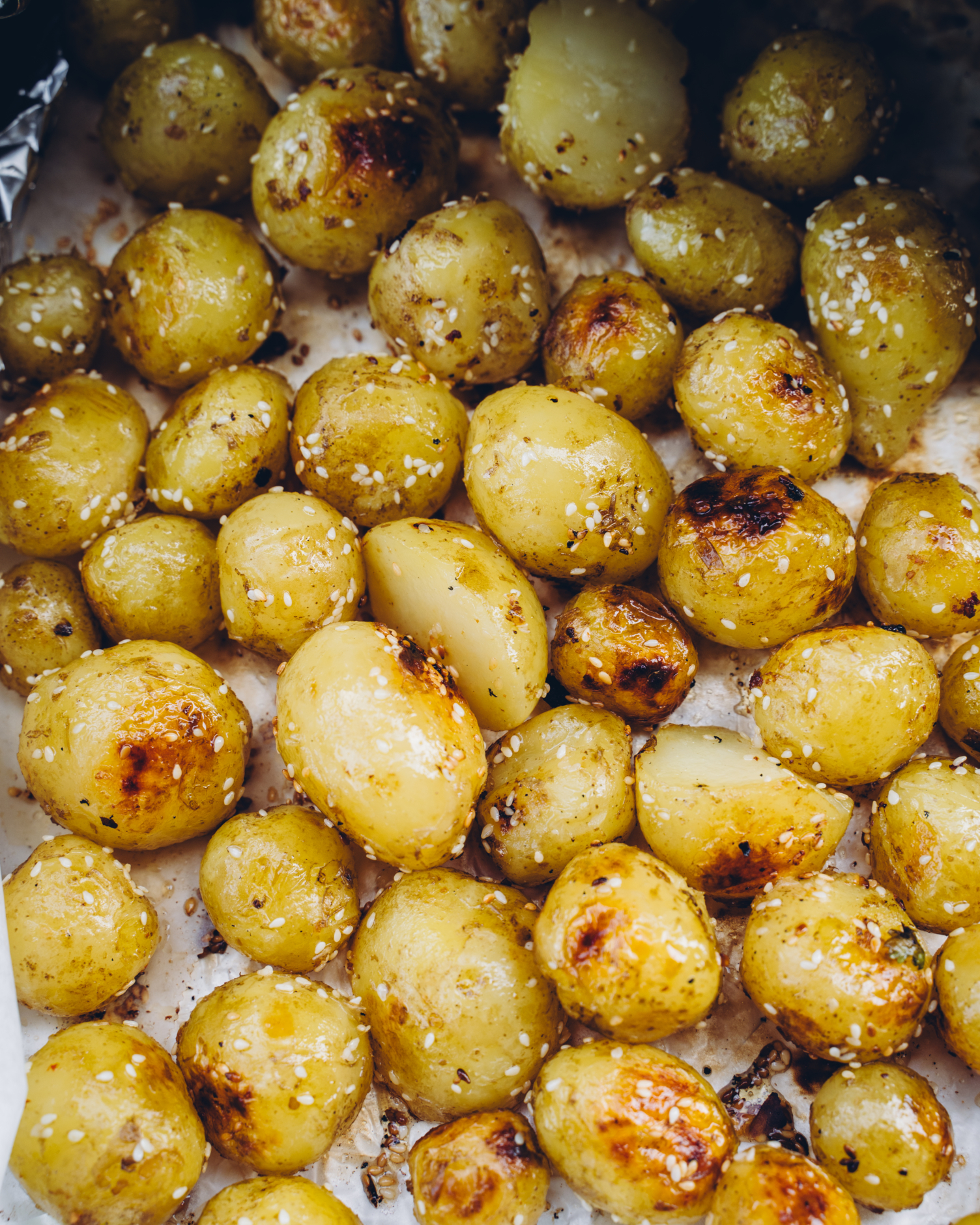 Aasialaiset tofuvartaat. Grillattu varhaiskaalisalaatti