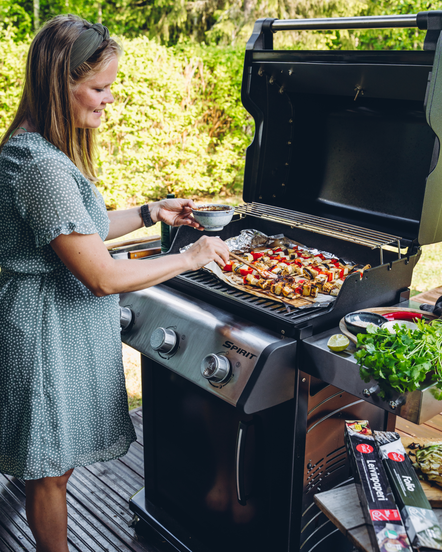 Aasialaiset tofuvartaat. Grillattu varhaiskaalisalaatti