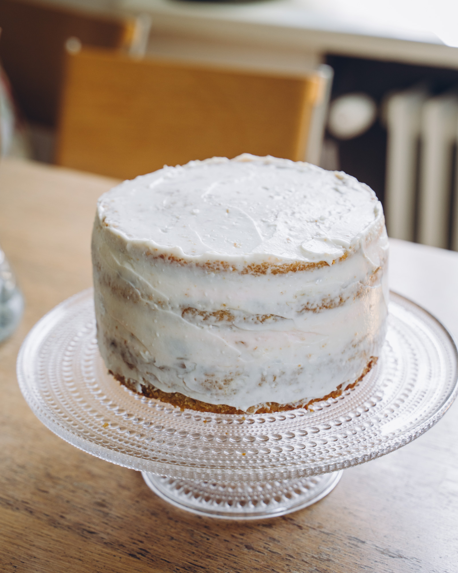 Raparperi-kinuskitäytekakku. Vegaaninen