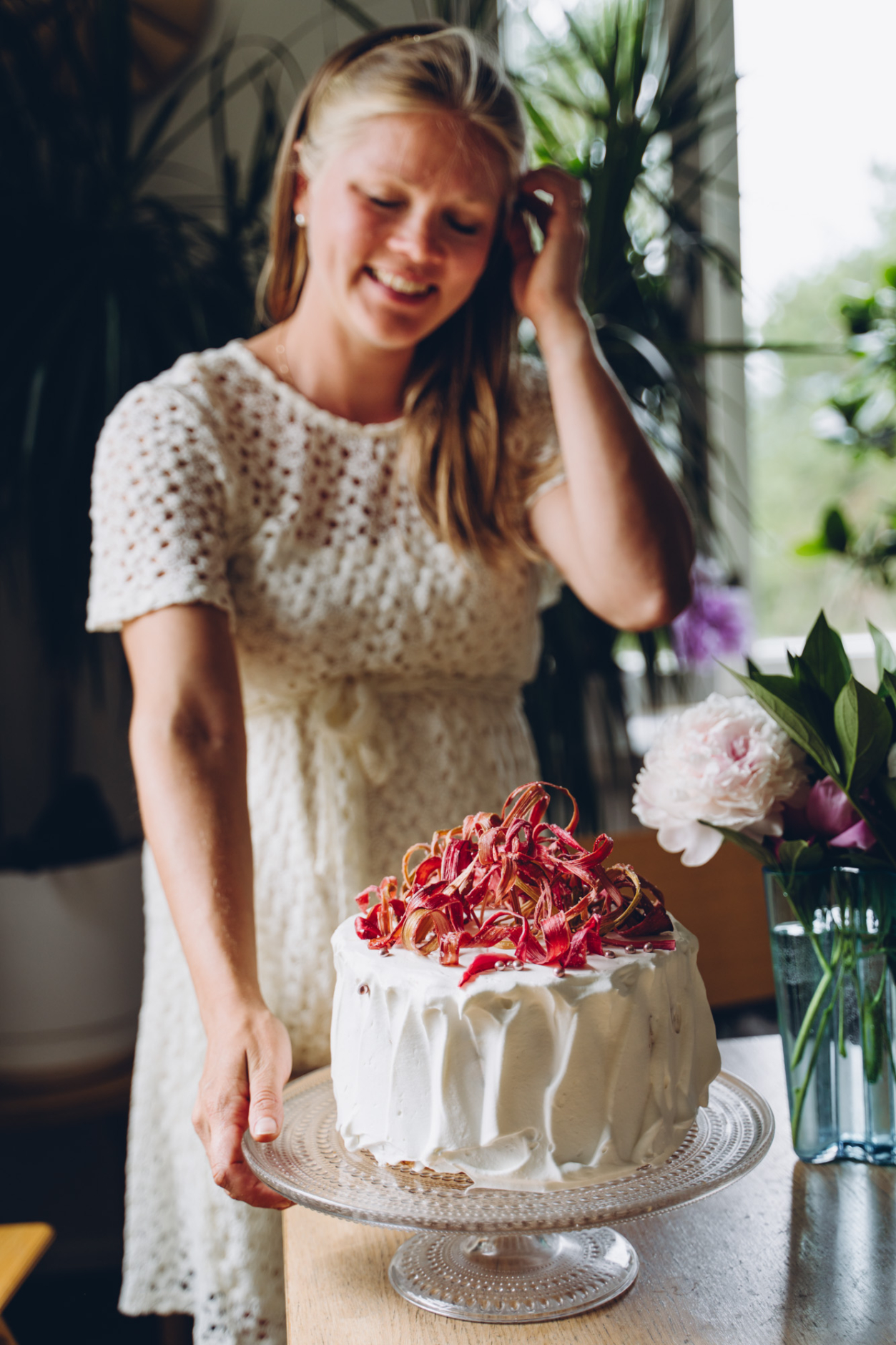 Raparperi-kinuskitäytekakku. Vegaaninen