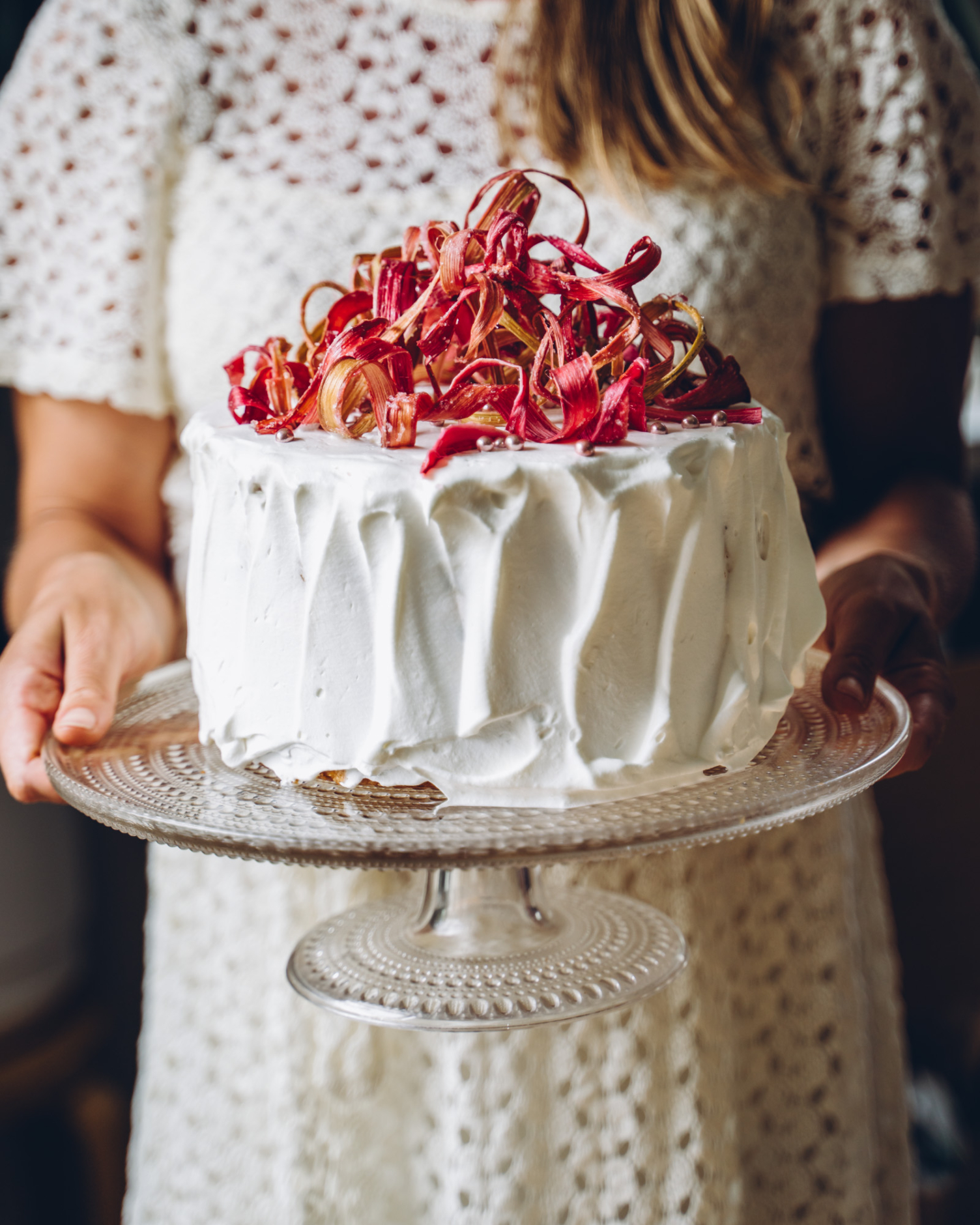 Raparperi-kinuskitäytekakku. Vegaaninen