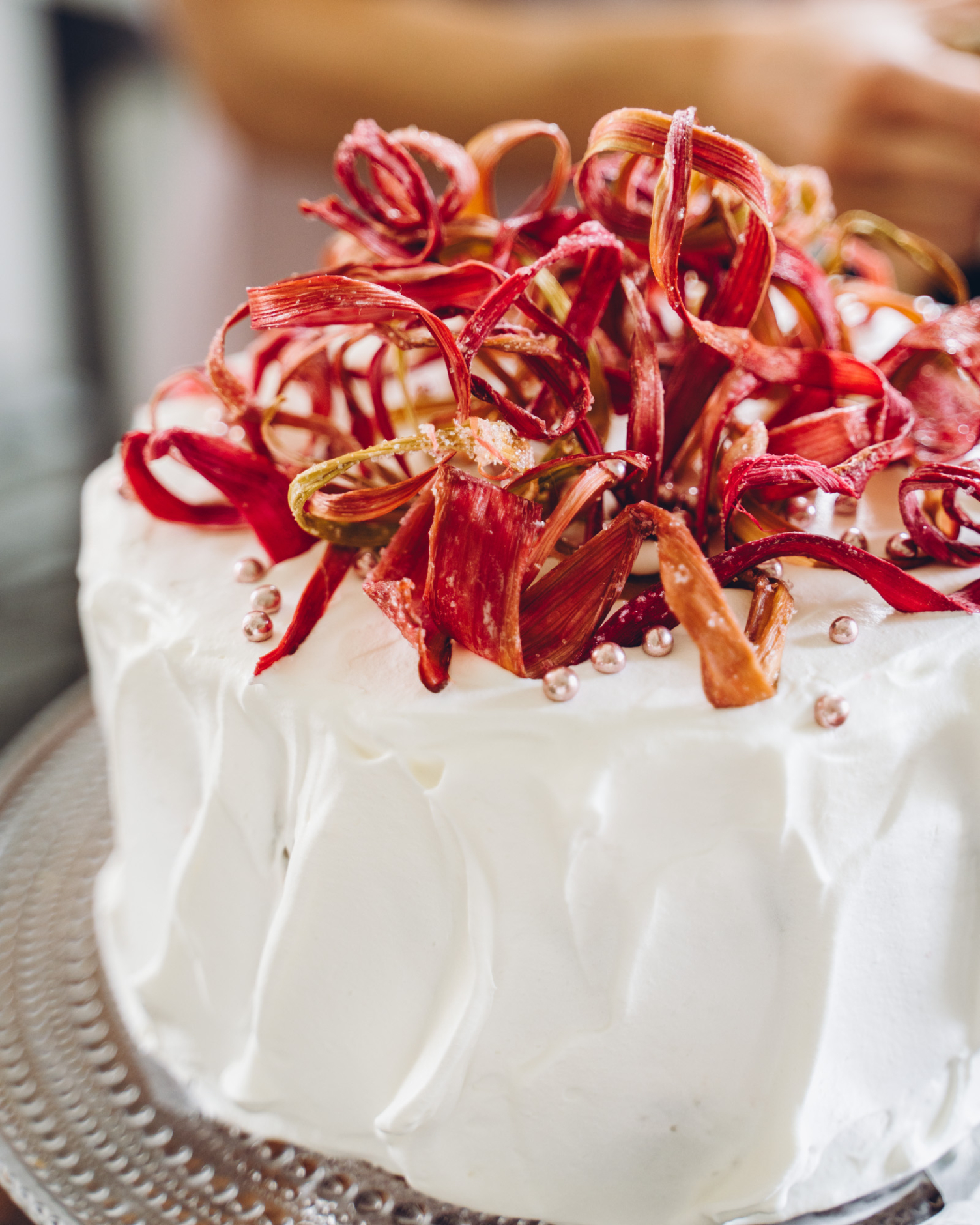 Raparperi-kinuskitäytekakku. Vegaaninen