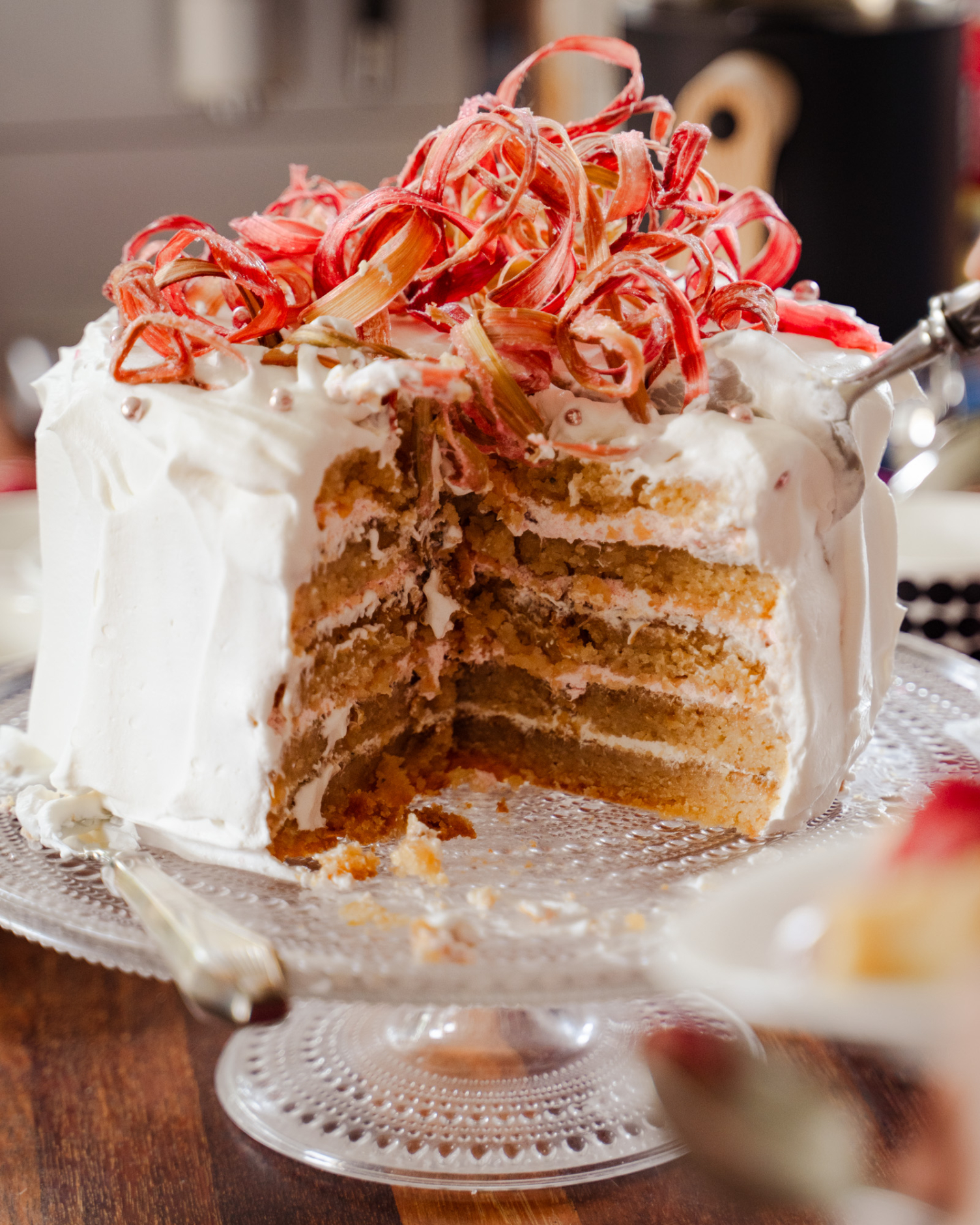 Raparperi-kinuskitäytekakku. Vegaaninen