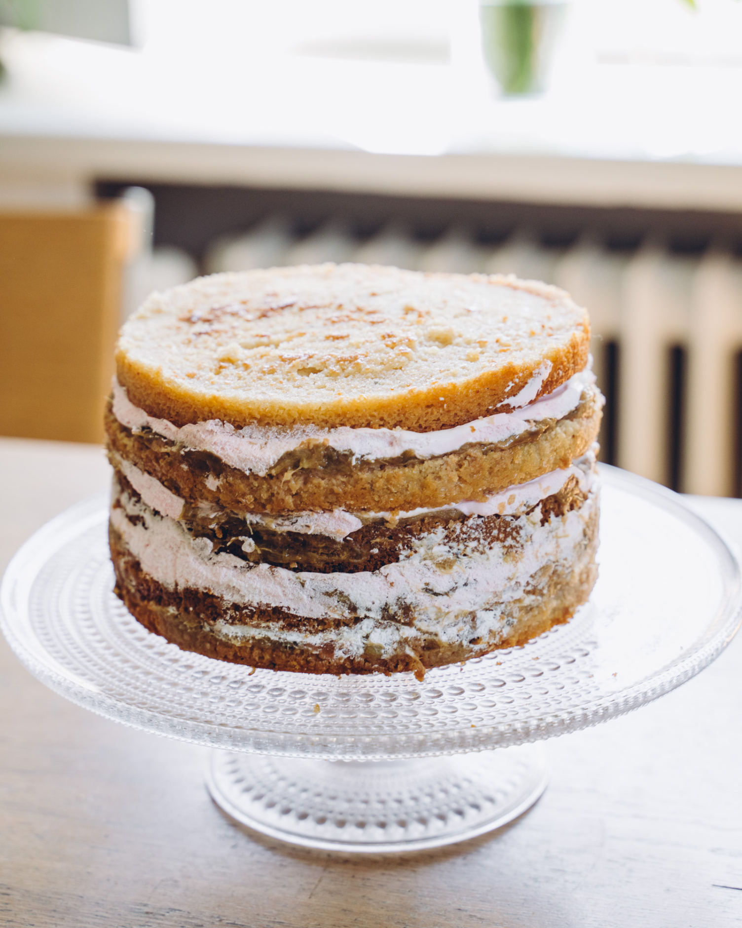 Raparperi-kinuskitäytekakku. Vegaaninen