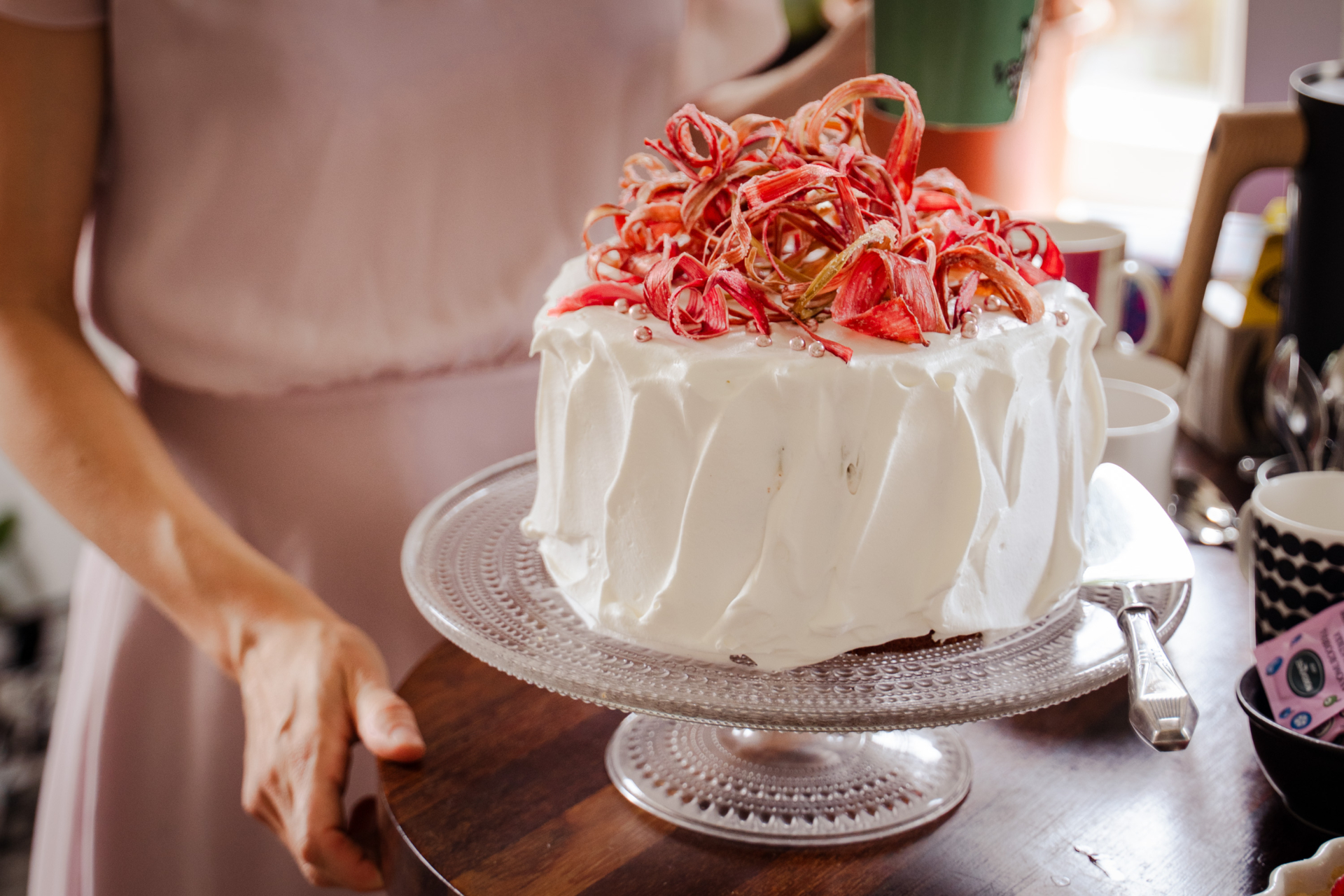 Raparperi-kinuskitäytekakku. Vegaaninen