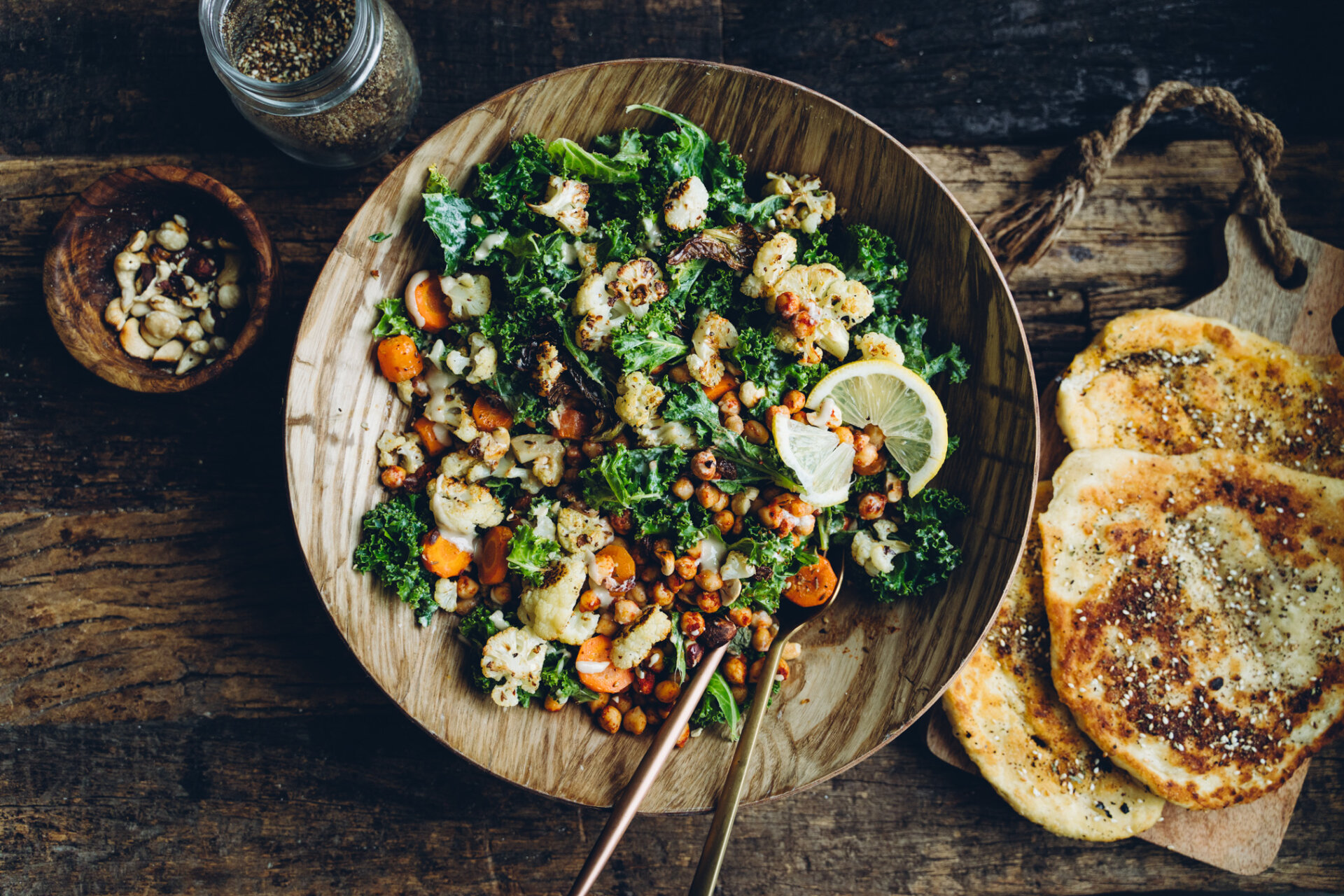 Kukkakaali-kikherne-lehtikaalisalaatti