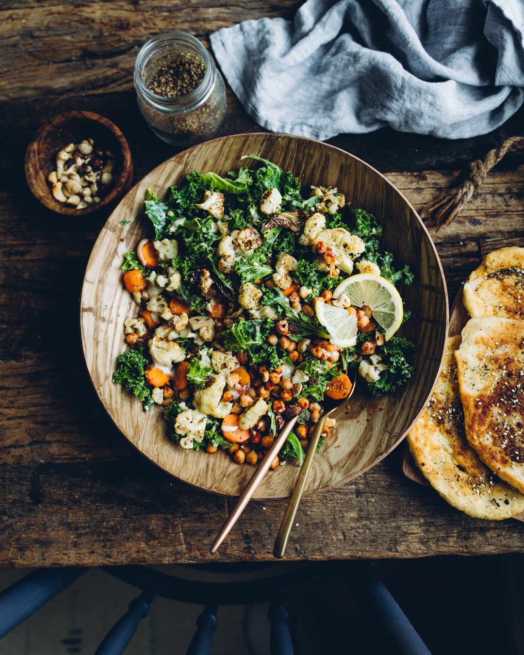 Kukkakaali-kikherne-lehtikaalisalaatti