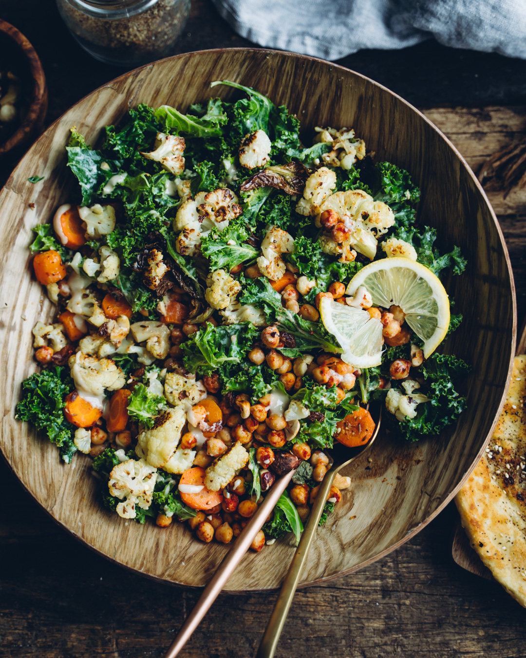 Kukkakaali-kikherne-lehtikaalisalaatti