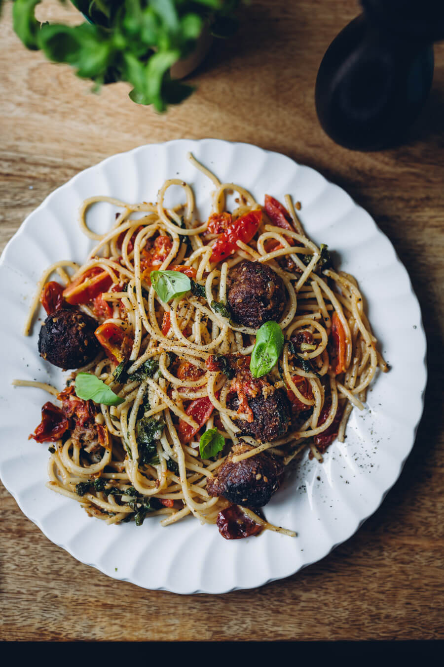Uunikuivattu tomaatti-lehtikaalipasta. Vegaaninen
