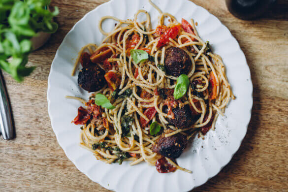 Uunikuivattu tomaatti-lehtikaalipasta. Vegaaninen