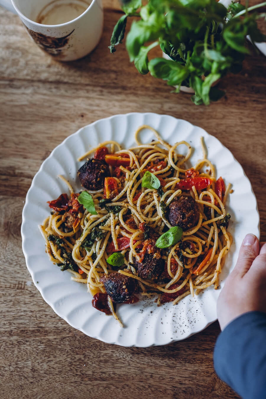 Uunikuivattu tomaatti-lehtikaalipasta. Vegaaninen