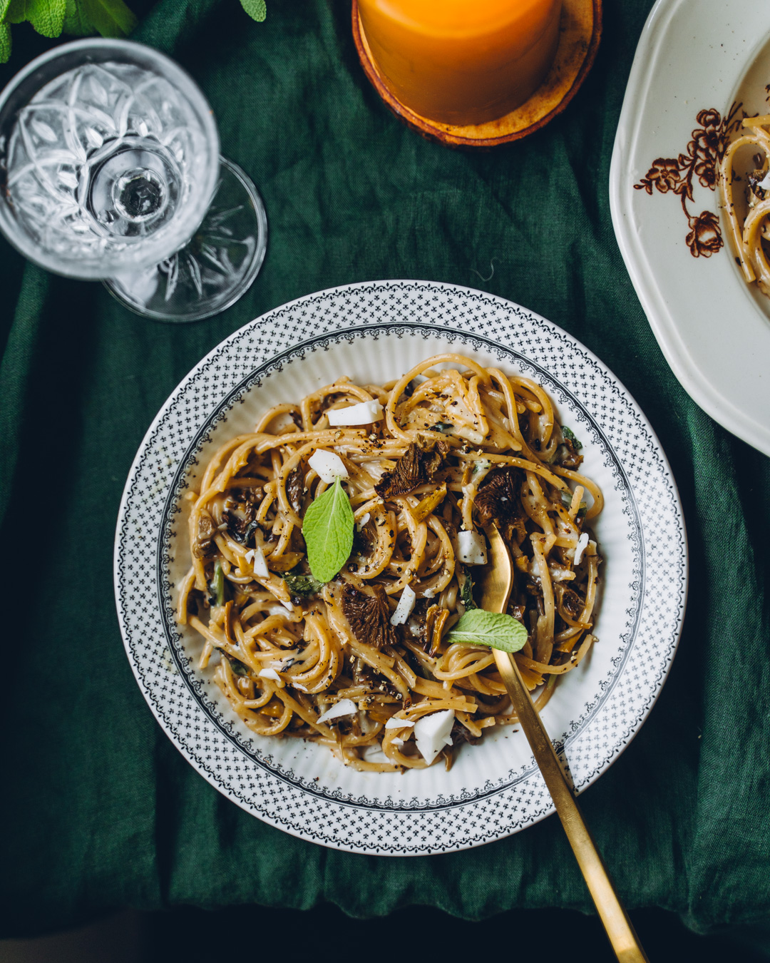 Suppilovahvero-homejuustopasta. Vegaaninen