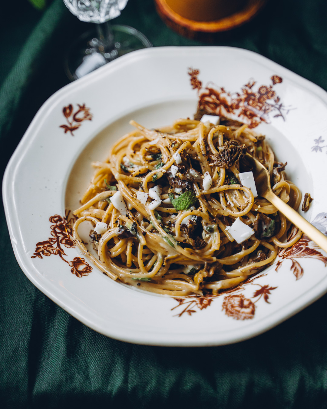 Suppilovahvero-homejuustopasta. Vegaaninen