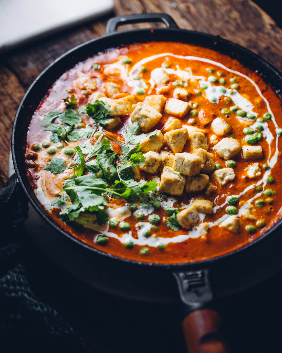 Matar paneer tofulla. Vegaaninen