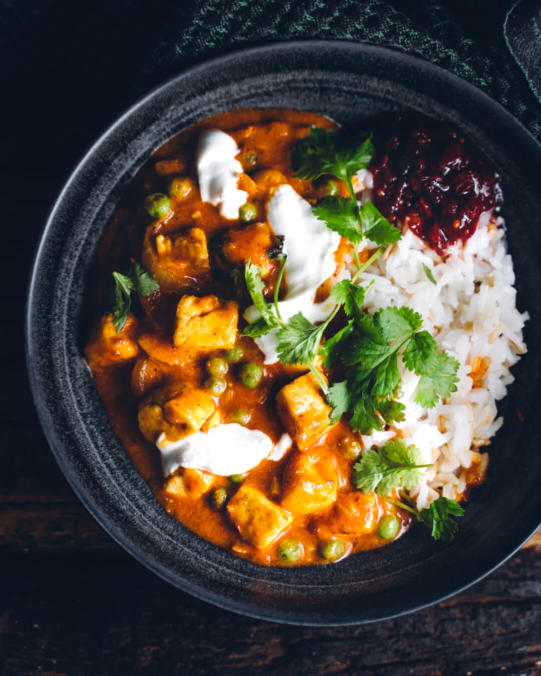 Matar paneer tofulla. Vegaaninen