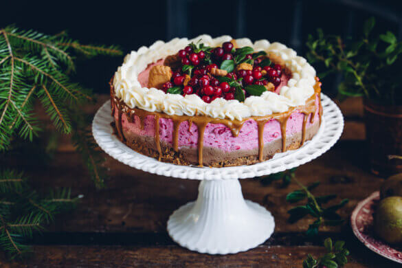 Puolukka-kinuskimoussekakku.- vegaaninen