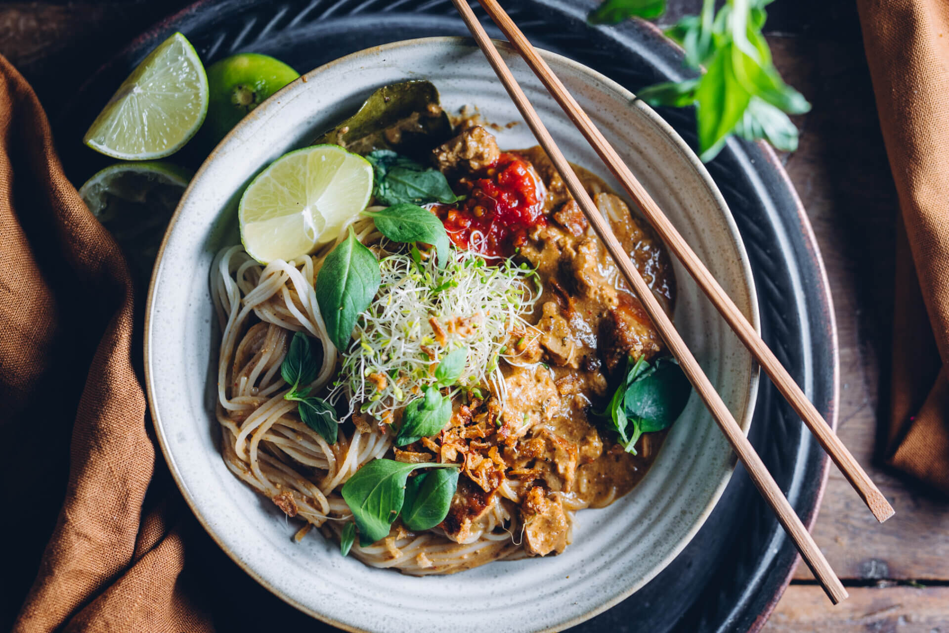 Thai pähkinäiset lime-chilinuudelit. Vegaaninen