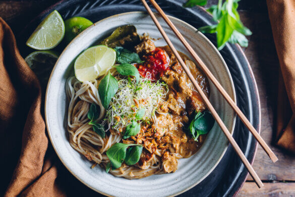 Thai pähkinäiset lime-chilinuudelit. Vegaaninen