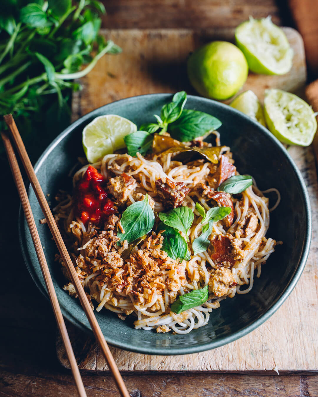 Thai pähkinäiset lime-chilinuudelit. Vegaaninen