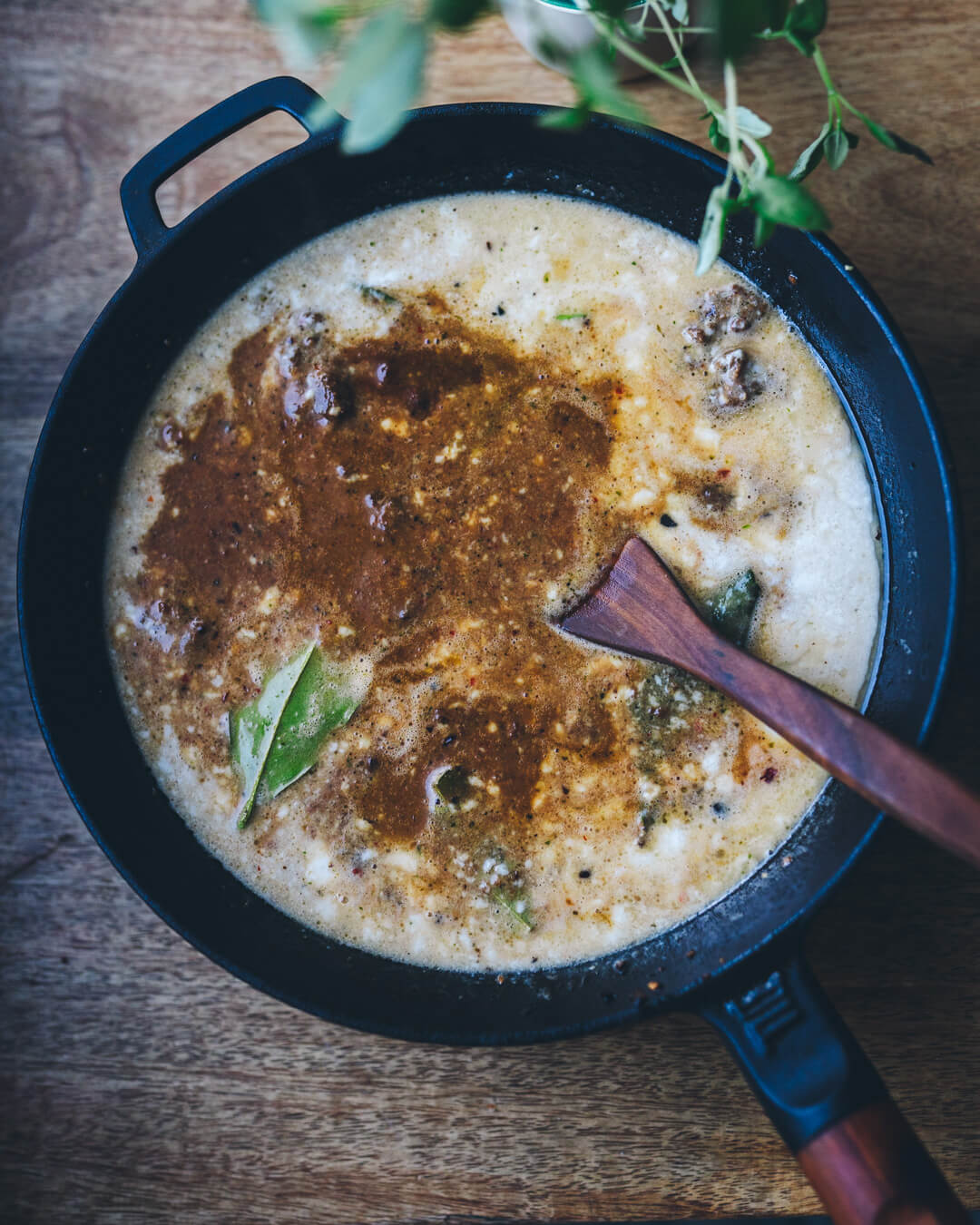 Thai pähkinäiset lime-chilinuudelit. Vegaaninen