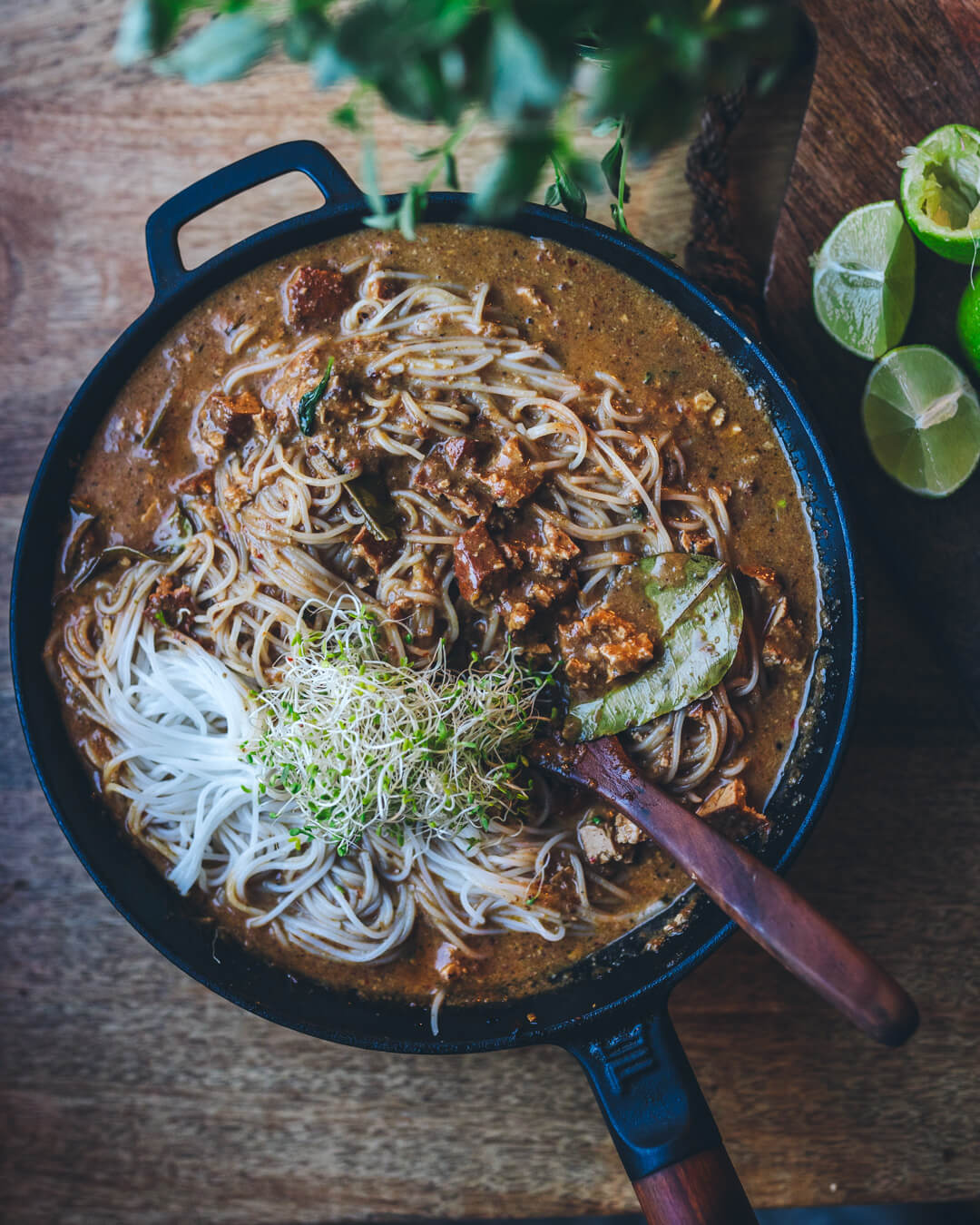 Thai pähkinäiset lime-chilinuudelit. Vegaaninen