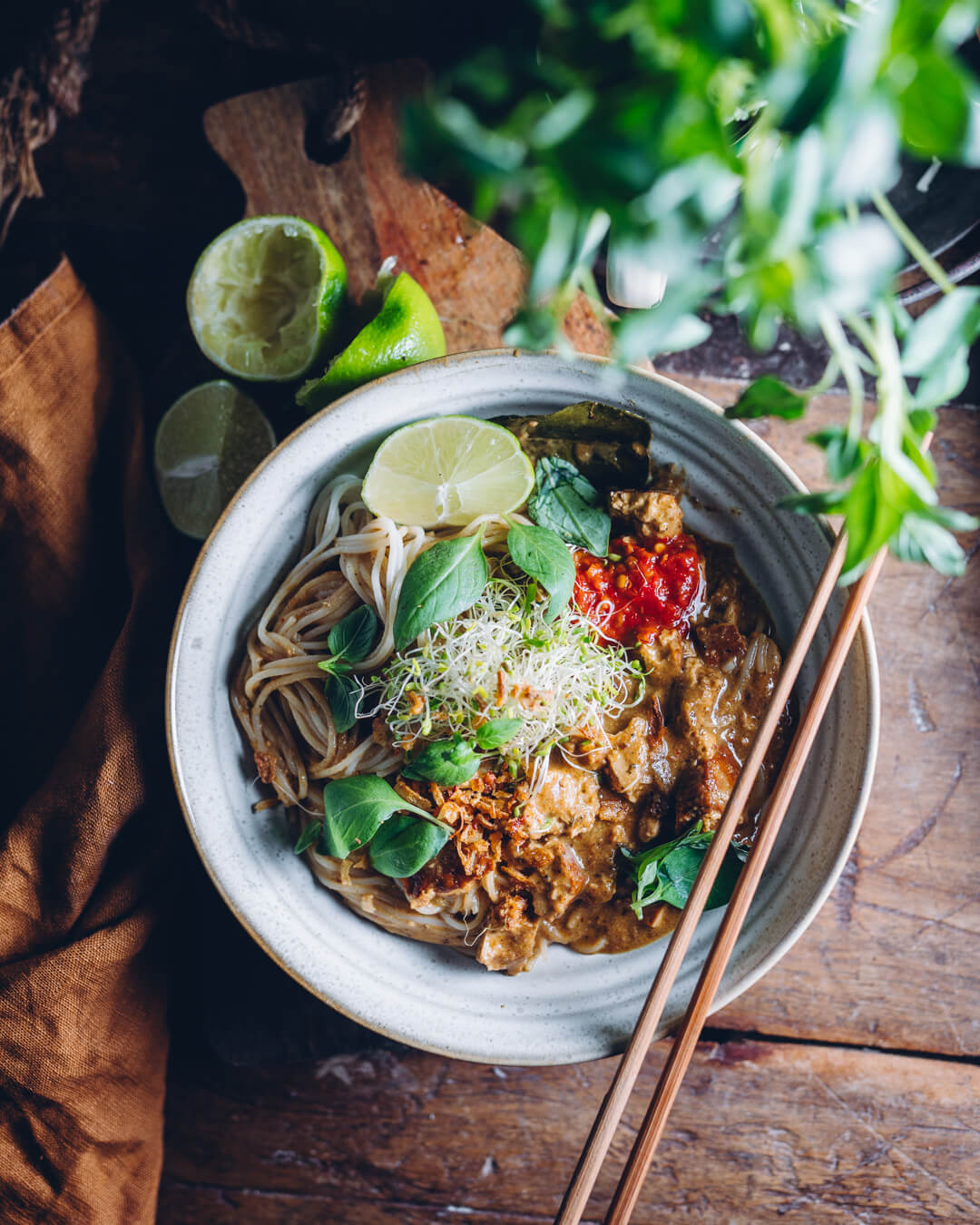 Thai pähkinäiset lime-chilinuudelit. Vegaaninen