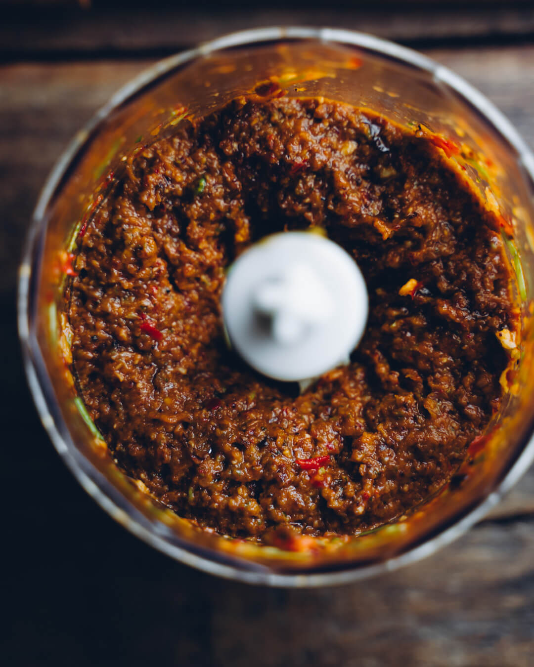 Thai pähkinäiset lime-chilinuudelit. Vegaaninen