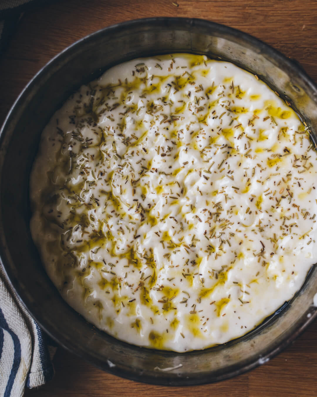 Gluteeniton focaccia. Yön yli taikina