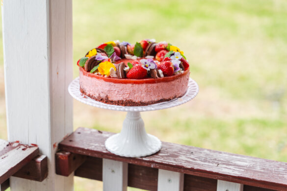 Mansikka-raparperijuustokakku. Vegaaninen