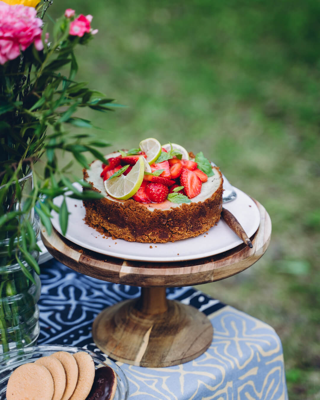 Matcha-mansikkajuustokakku. Vegaaninen